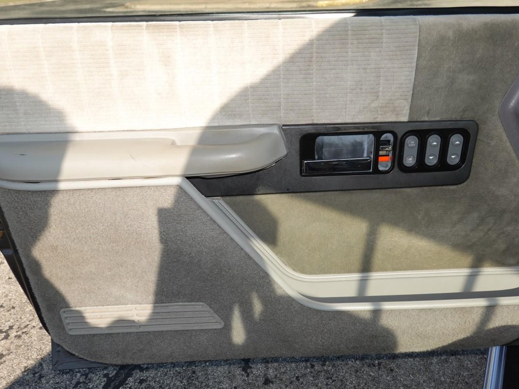 Chevrolet C/K 1500 Vehicle Full-screen Gallery Image 18