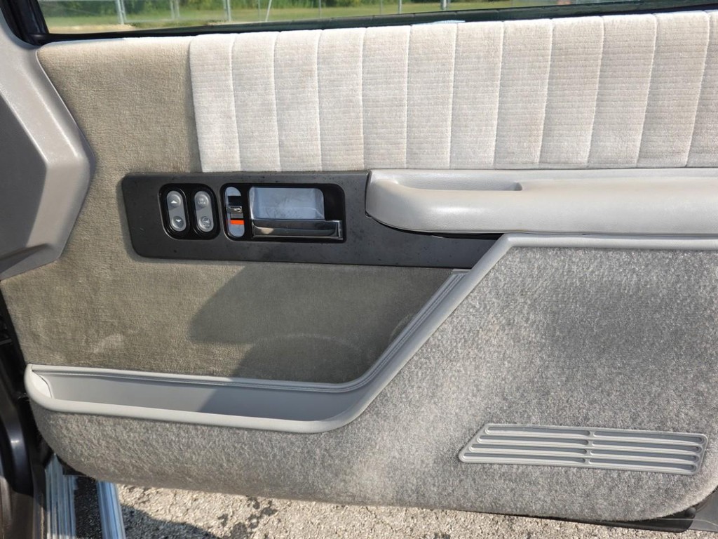 Chevrolet C/K 1500 Vehicle Full-screen Gallery Image 22