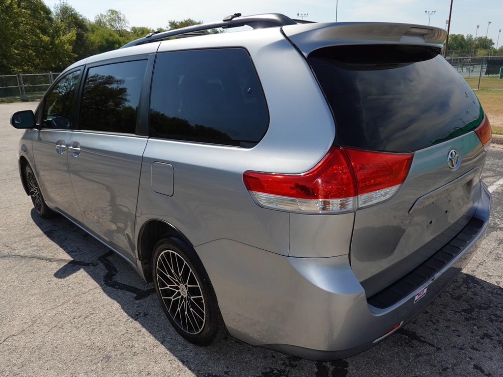 2012 Toyota Sienna Limited photo 5