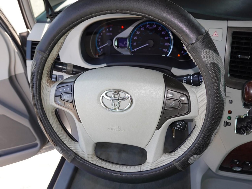 2012 Toyota Sienna Limited photo 12