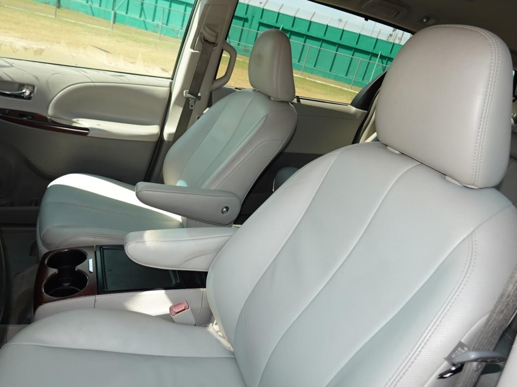 2012 Toyota Sienna Limited photo 15