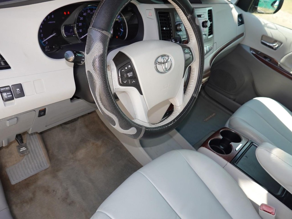 2012 Toyota Sienna Limited photo 17