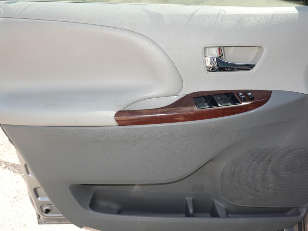 2012 Toyota Sienna Limited photo 18
