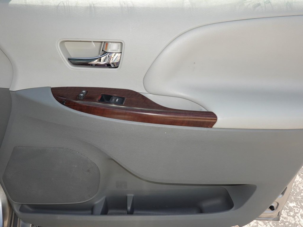 2012 Toyota Sienna Limited photo 23