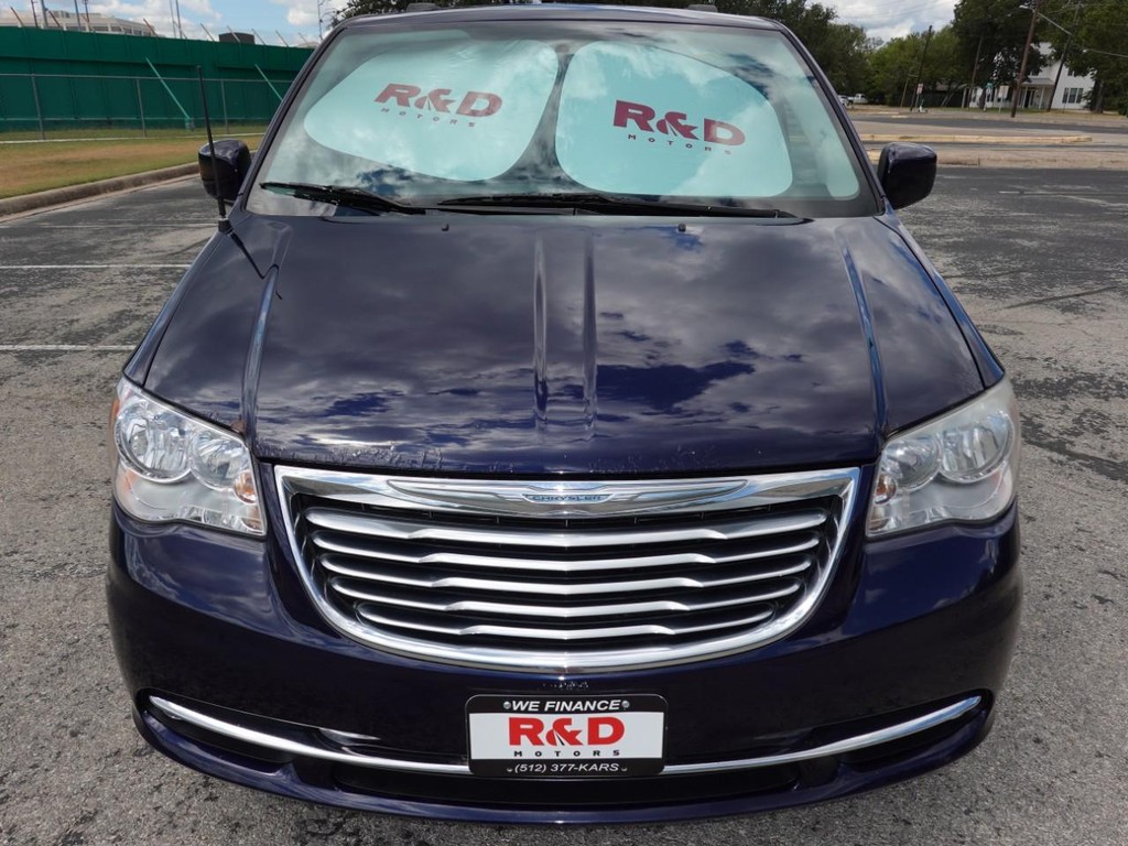 2014 Chrysler Town & Country Touring photo 2