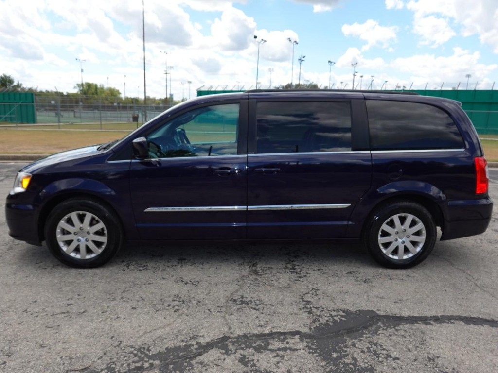 2014 Chrysler Town & Country Touring photo 4