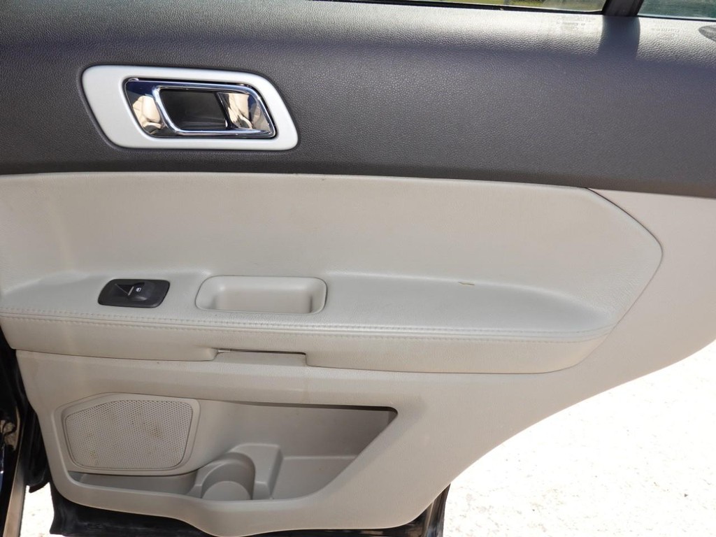 Ford Explorer Vehicle Full-screen Gallery Image 27