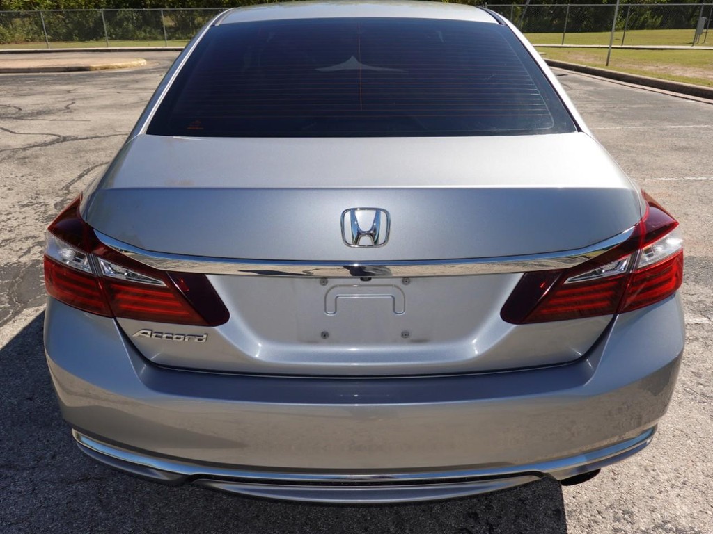 Honda Accord Sedan Vehicle Full-screen Gallery Image 06