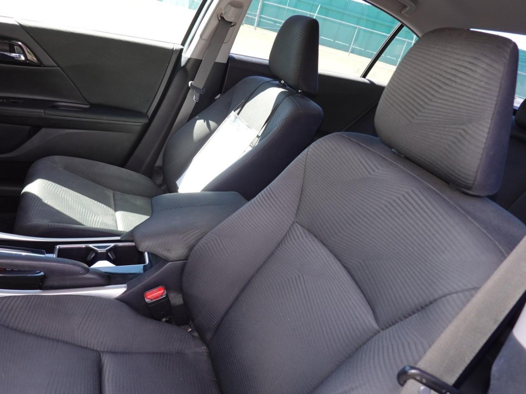 Honda Accord Sedan Vehicle Full-screen Gallery Image 16