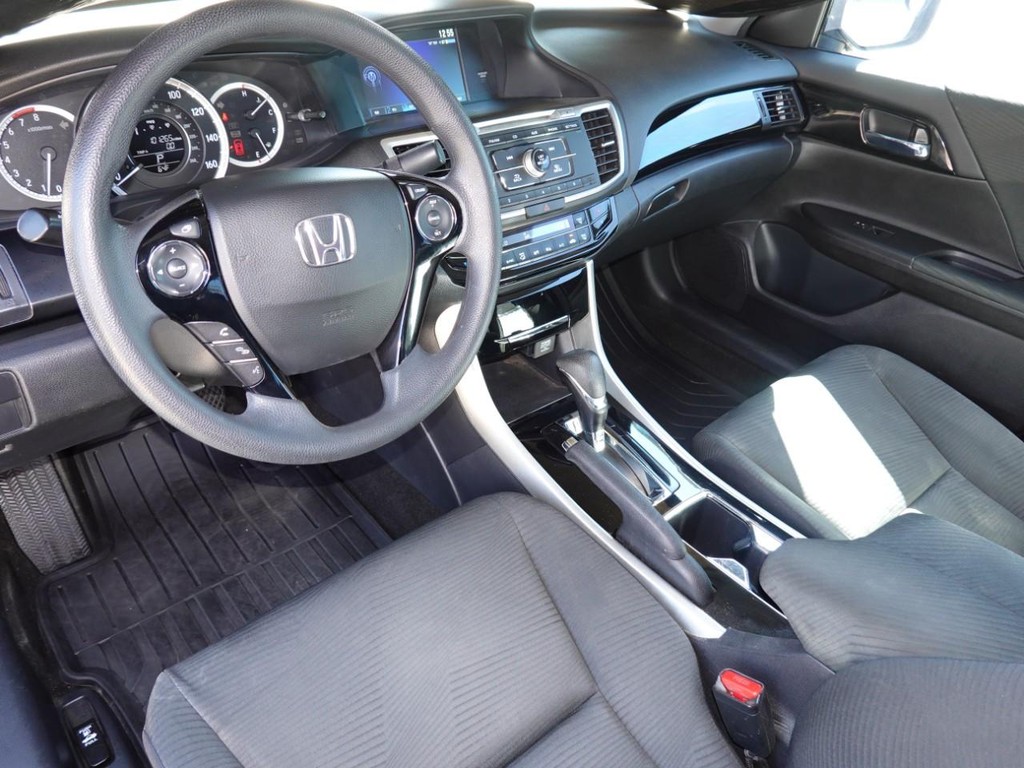 Honda Accord Sedan Vehicle Full-screen Gallery Image 17