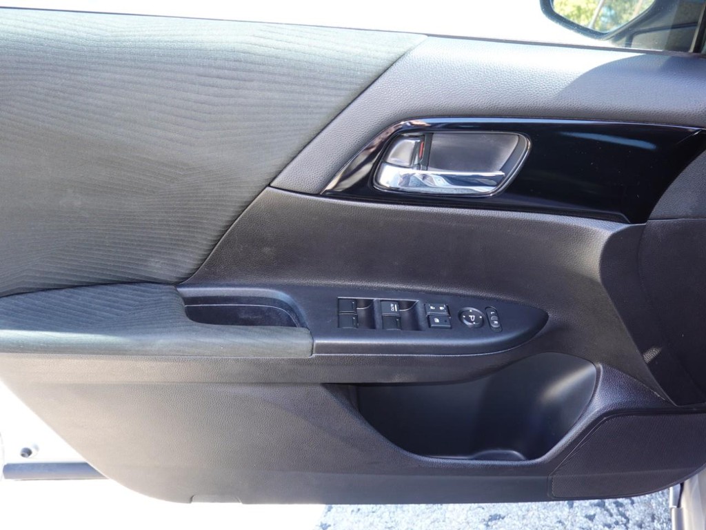 Honda Accord Sedan Vehicle Full-screen Gallery Image 18