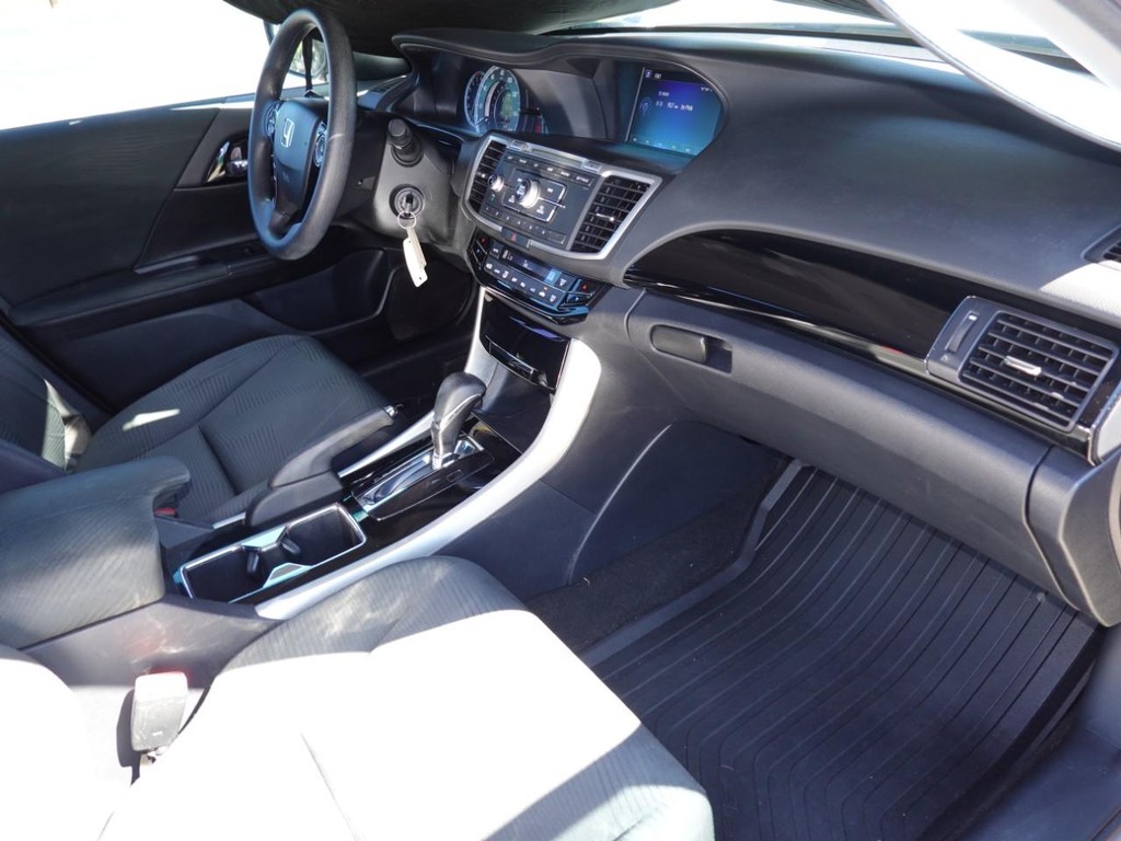 Honda Accord Sedan Vehicle Full-screen Gallery Image 21