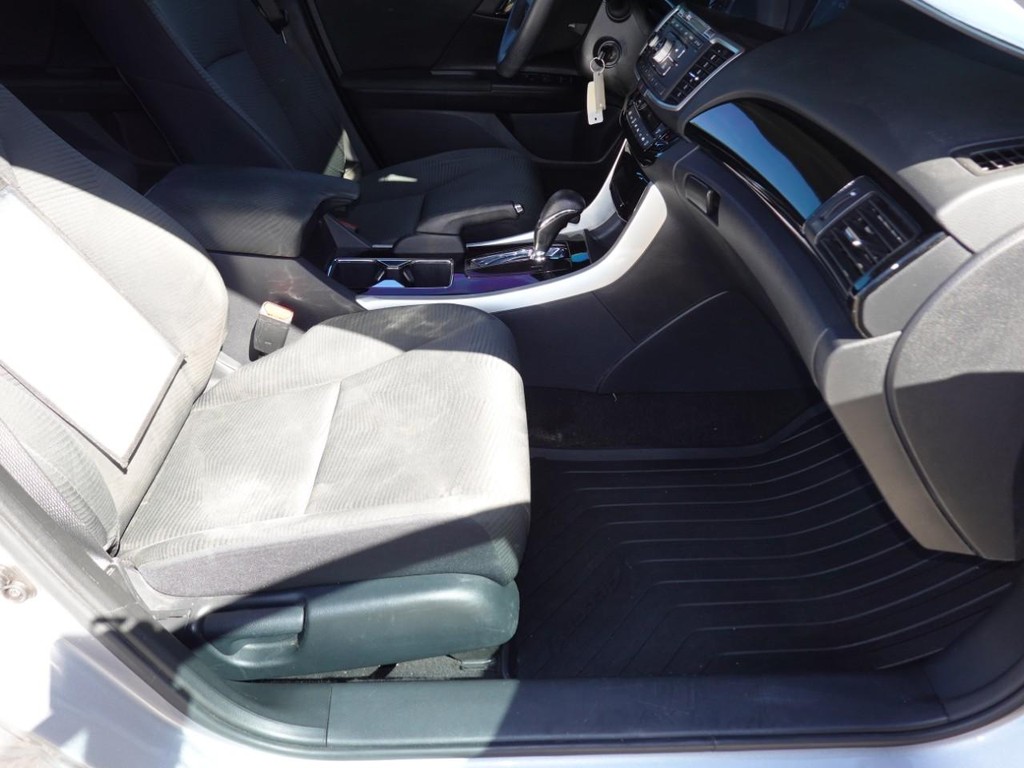 Honda Accord Sedan Vehicle Full-screen Gallery Image 22