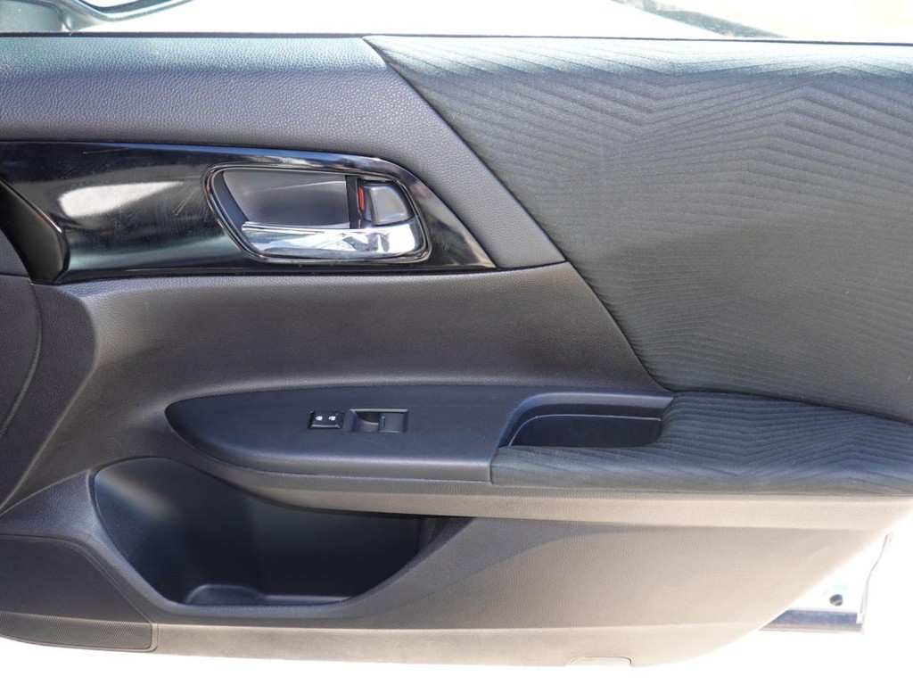 Honda Accord Sedan Vehicle Full-screen Gallery Image 23