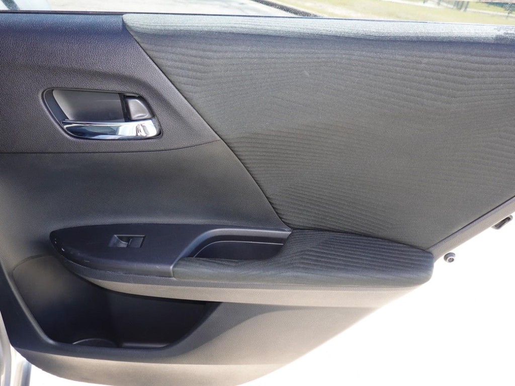 Honda Accord Sedan Vehicle Full-screen Gallery Image 25