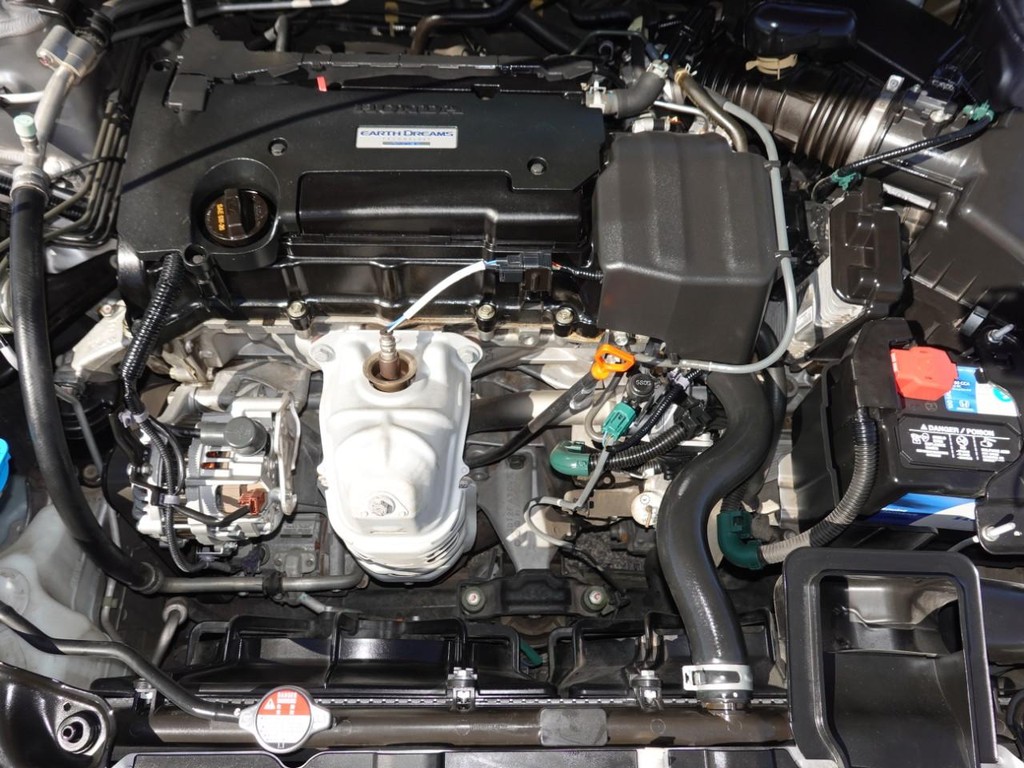 Honda Accord Sedan Vehicle Full-screen Gallery Image 27