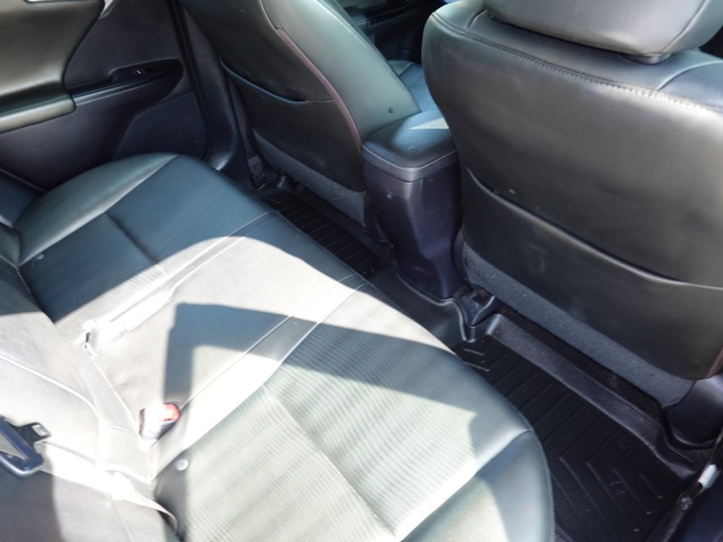 Lexus CT 200h Vehicle Full-screen Gallery Image 24