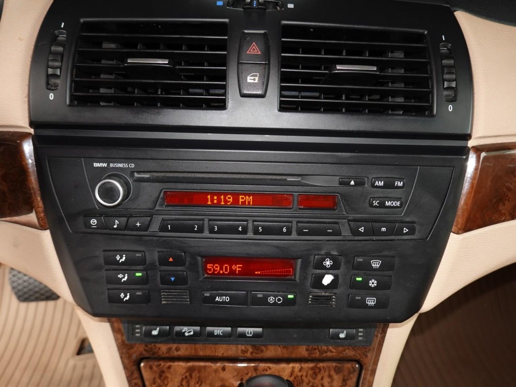 BMW X3 Vehicle Full-screen Gallery Image 14