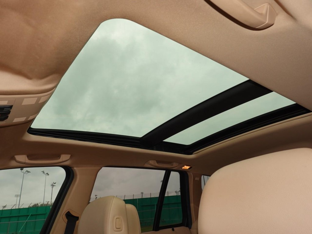 BMW X3 Vehicle Full-screen Gallery Image 16