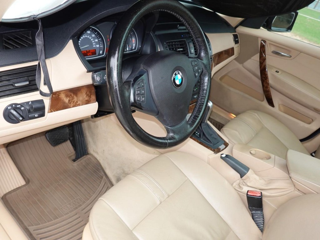 BMW X3 Vehicle Full-screen Gallery Image 17