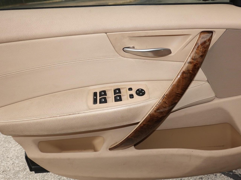 BMW X3 Vehicle Full-screen Gallery Image 18