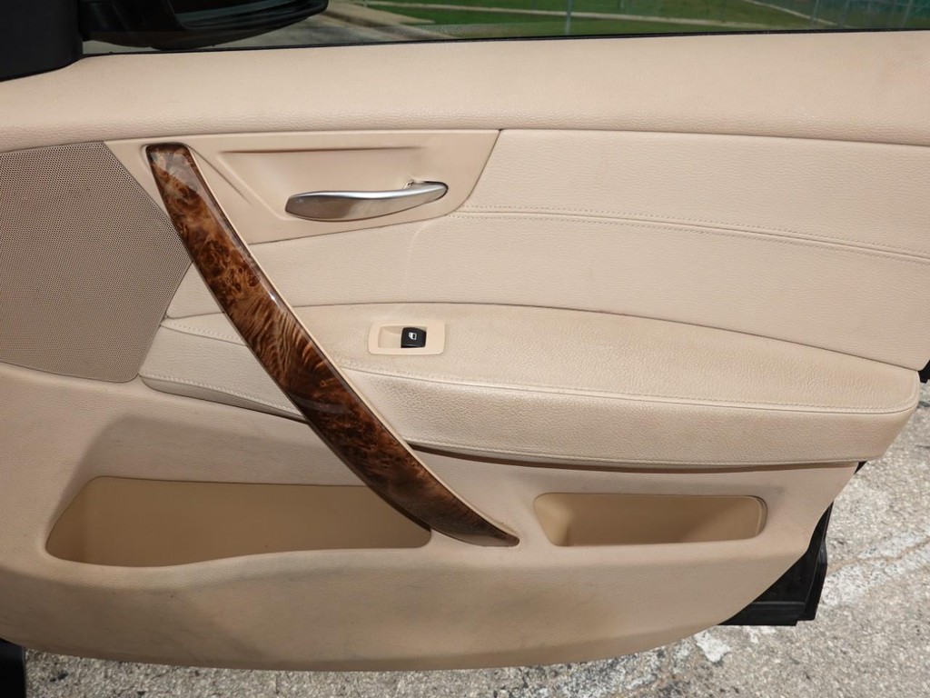 BMW X3 Vehicle Full-screen Gallery Image 23