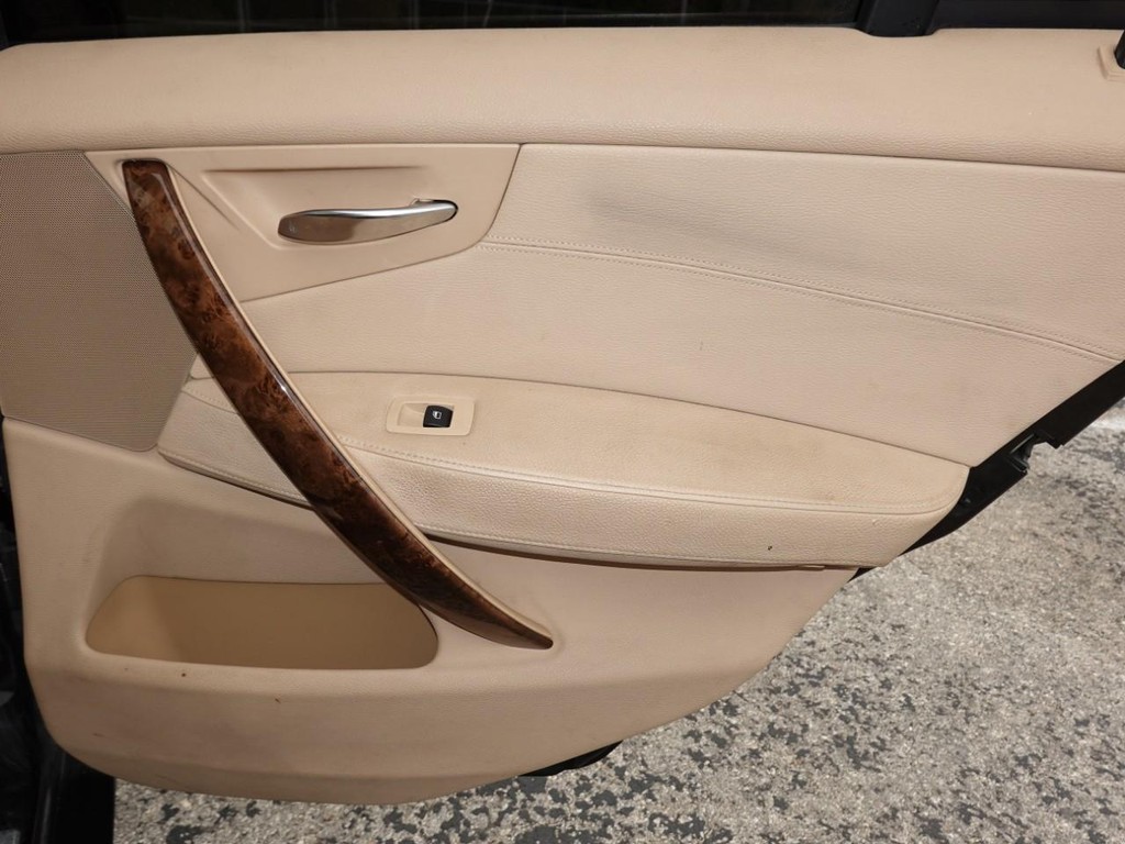 BMW X3 Vehicle Full-screen Gallery Image 25