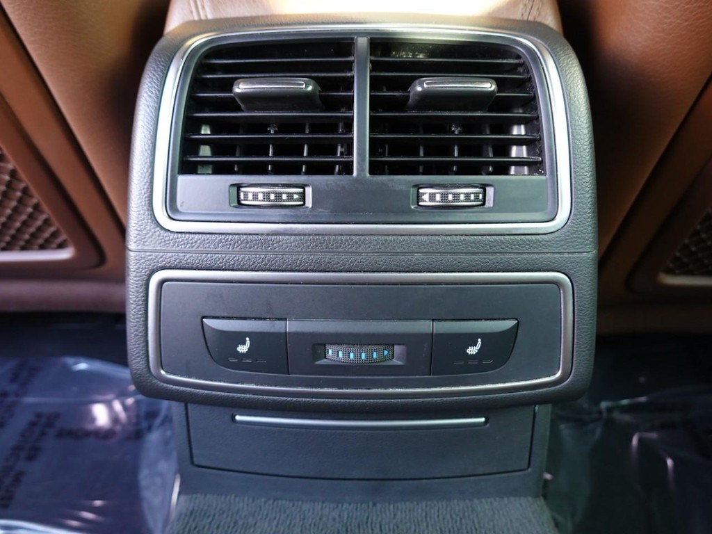 Audi A6 Vehicle Full-screen Gallery Image 21