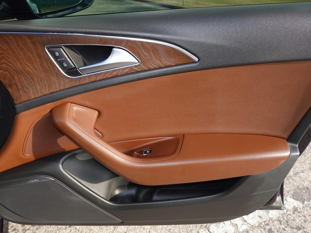 Audi A6 Vehicle Full-screen Gallery Image 25