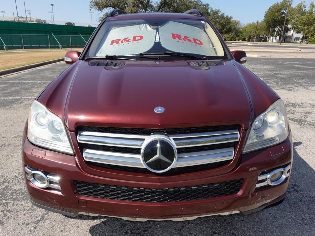 Mercedes-Benz GL-Class Vehicle Full-screen Gallery Image 02