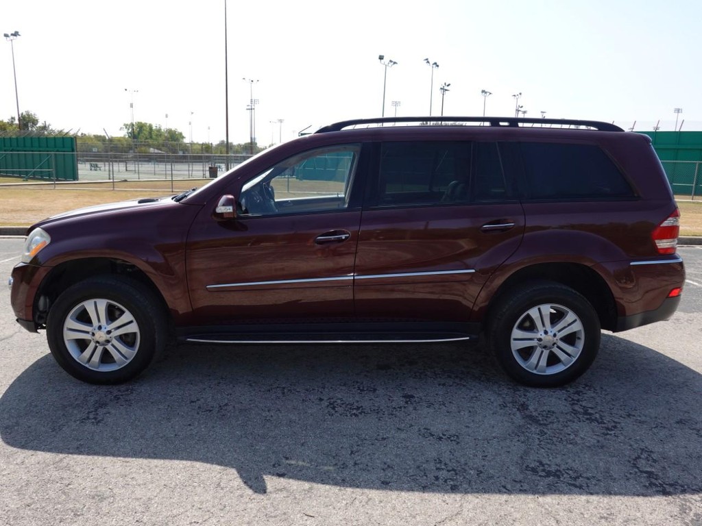 Mercedes-Benz GL-Class Vehicle Full-screen Gallery Image 04