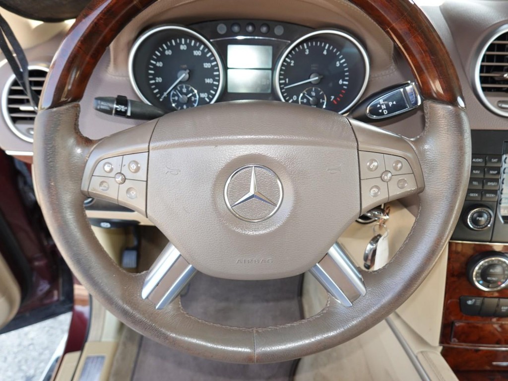Mercedes-Benz GL-Class Vehicle Full-screen Gallery Image 12