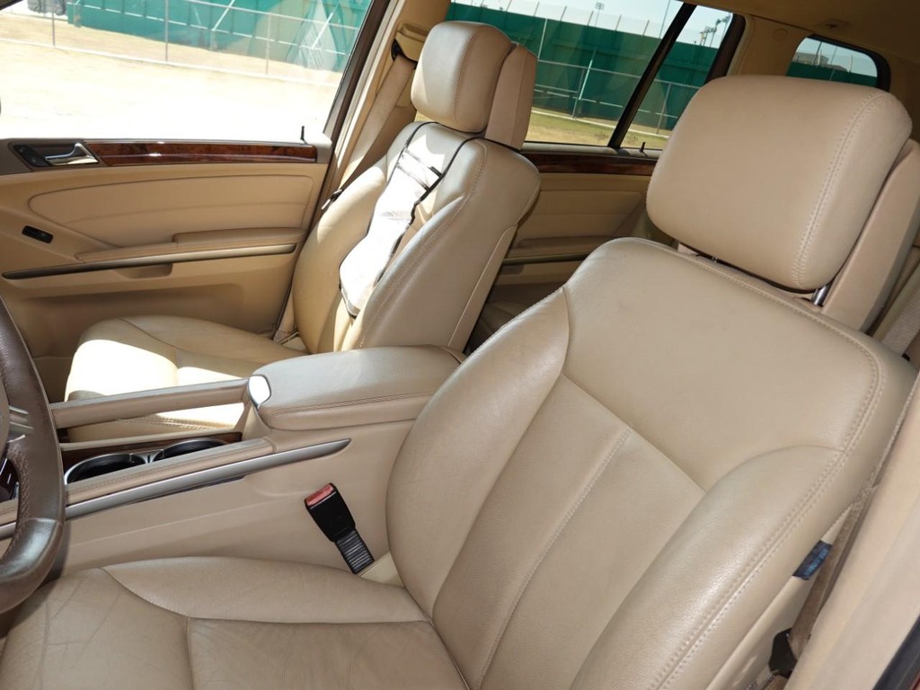 Mercedes-Benz GL-Class Vehicle Full-screen Gallery Image 15