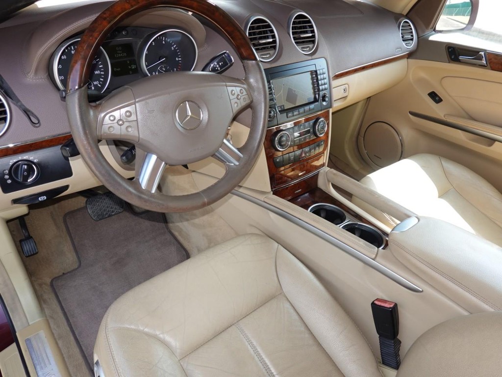 Mercedes-Benz GL-Class Vehicle Full-screen Gallery Image 17