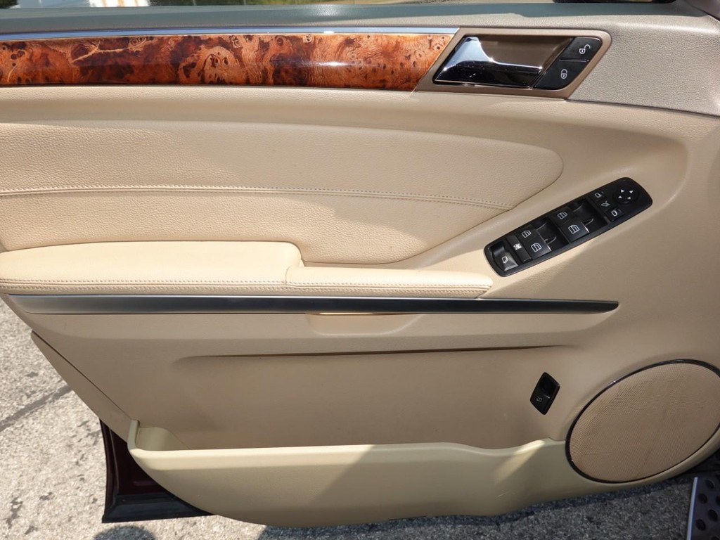 Mercedes-Benz GL-Class Vehicle Full-screen Gallery Image 18