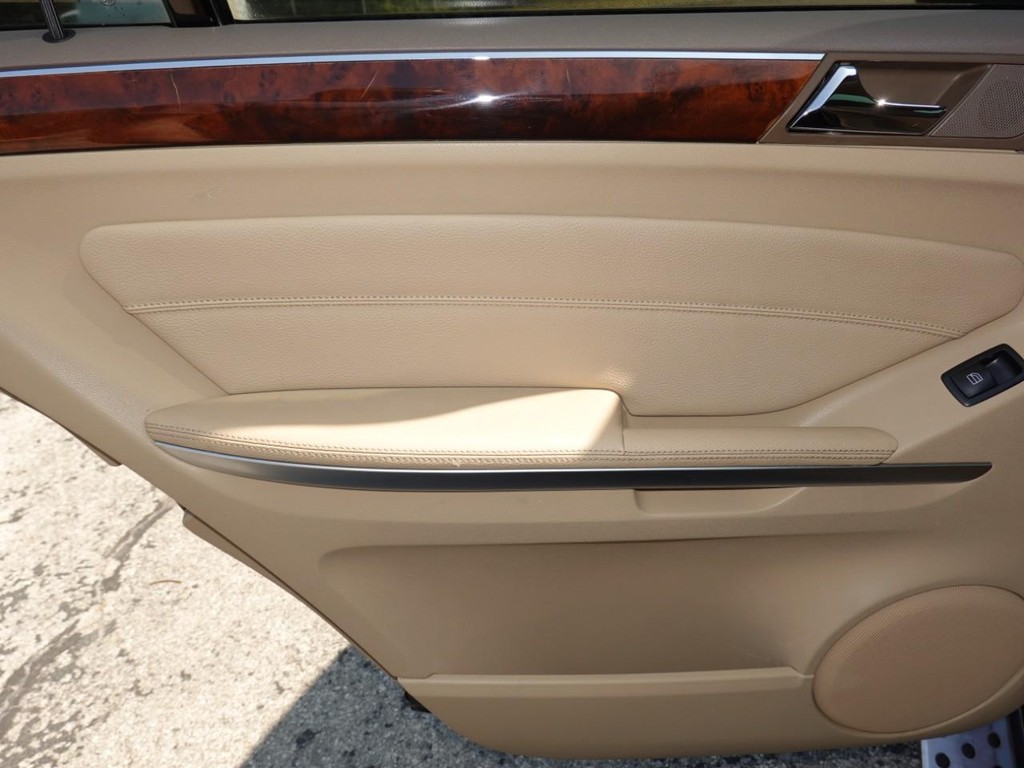 Mercedes-Benz GL-Class Vehicle Full-screen Gallery Image 20