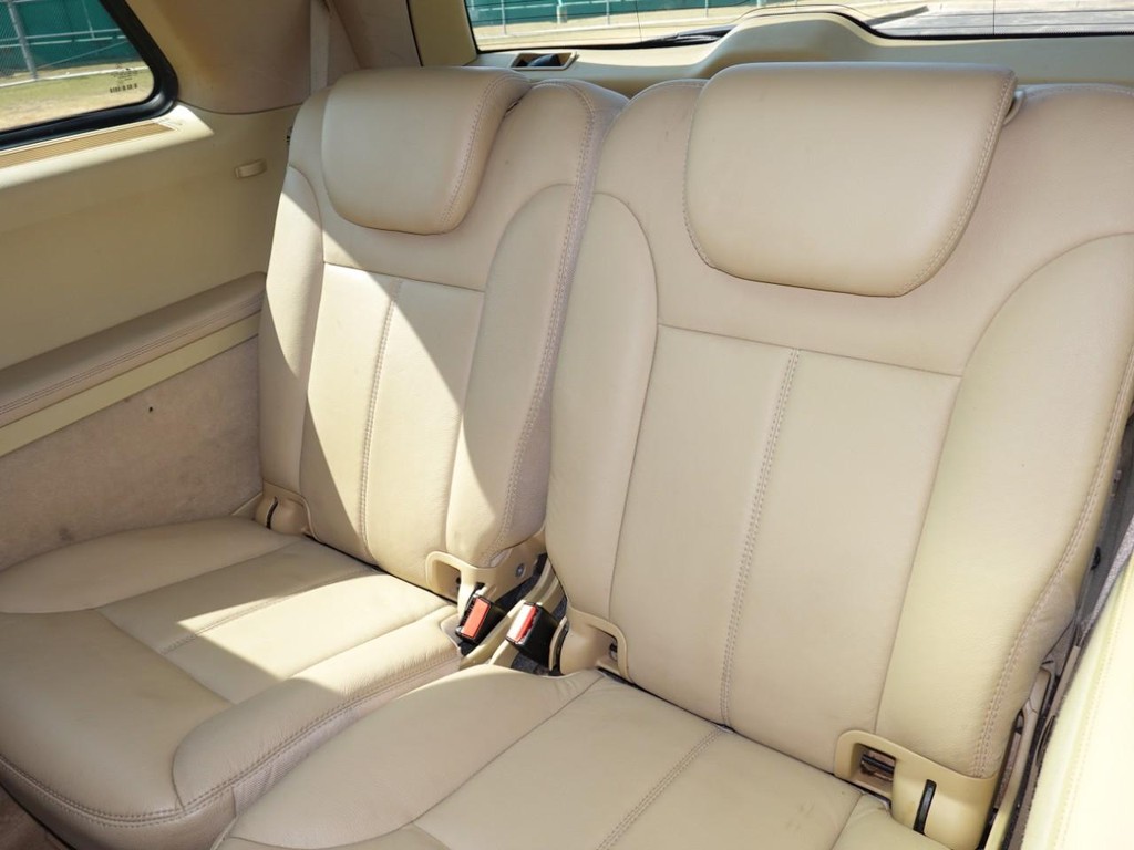 Mercedes-Benz GL-Class Vehicle Full-screen Gallery Image 21