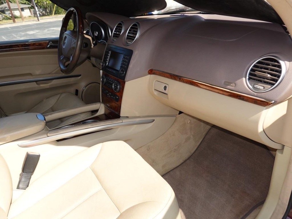 Mercedes-Benz GL-Class Vehicle Full-screen Gallery Image 22