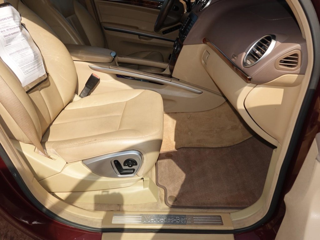 Mercedes-Benz GL-Class Vehicle Full-screen Gallery Image 23