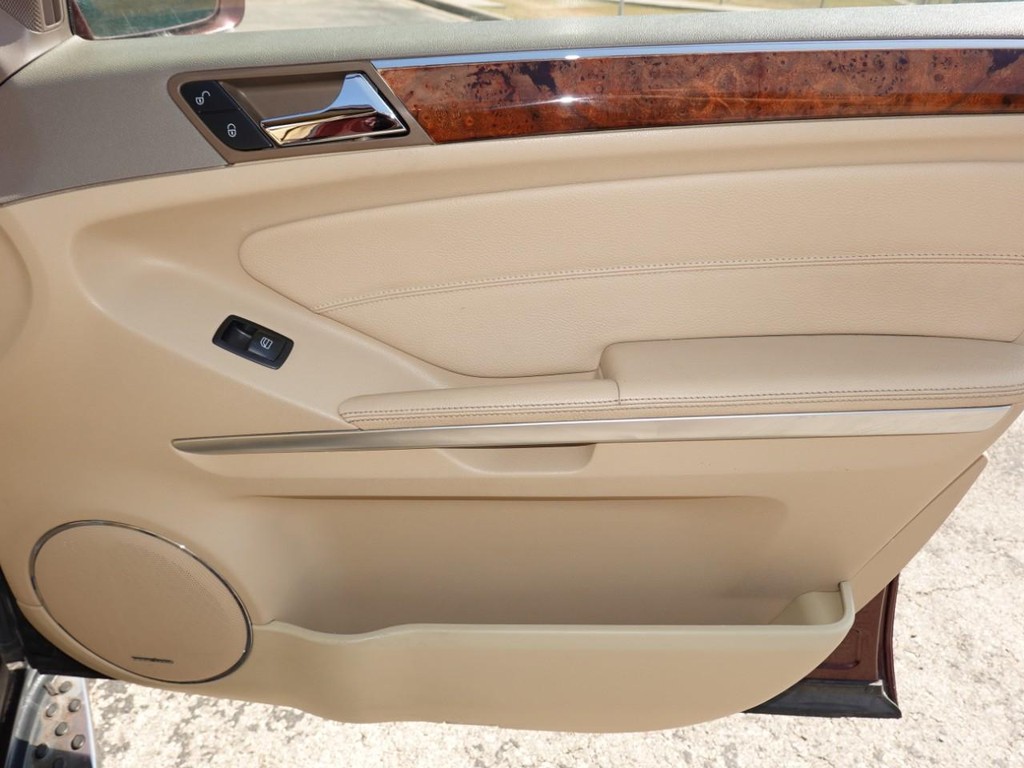 Mercedes-Benz GL-Class Vehicle Full-screen Gallery Image 24