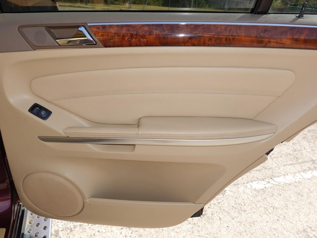Mercedes-Benz GL-Class Vehicle Full-screen Gallery Image 26