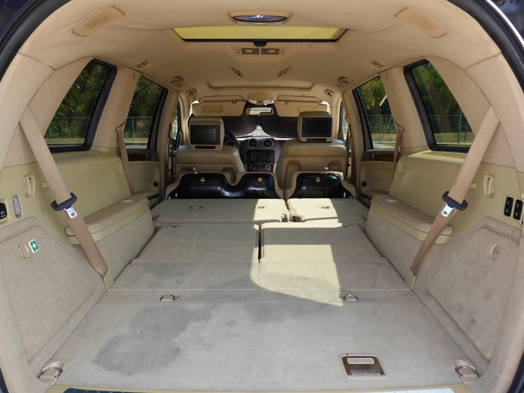 Mercedes-Benz GL-Class Vehicle Full-screen Gallery Image 28