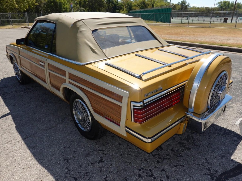 Chrysler Lebaron Vehicle Full-screen Gallery Image 05