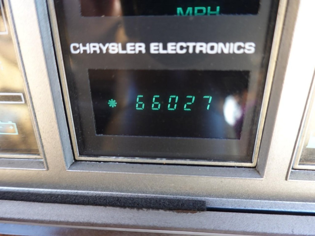 Chrysler Lebaron Vehicle Full-screen Gallery Image 15