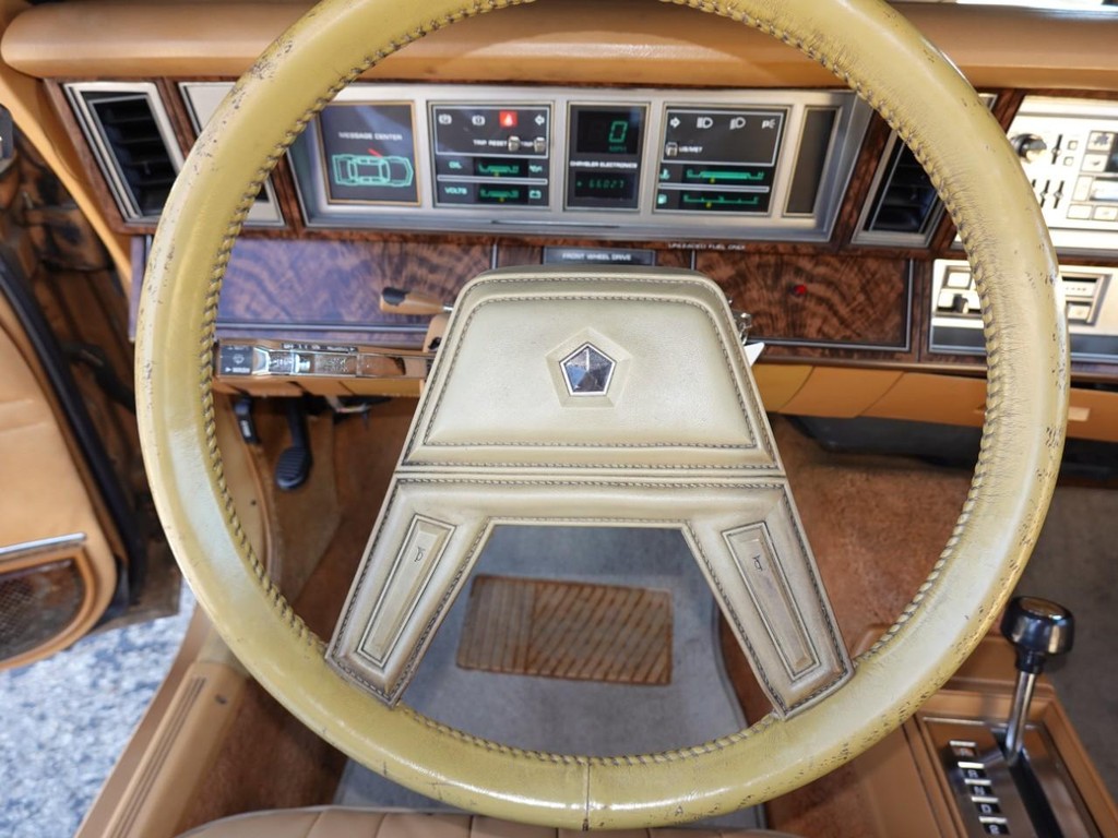 Chrysler Lebaron Vehicle Full-screen Gallery Image 16