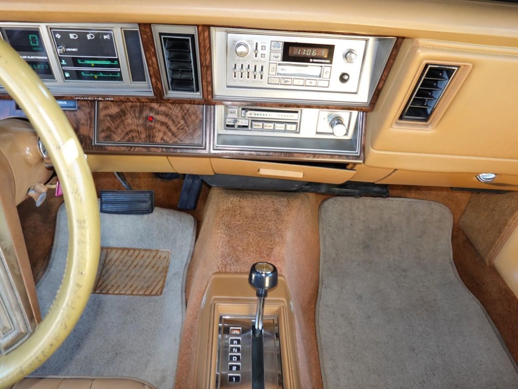 Chrysler Lebaron Vehicle Full-screen Gallery Image 18