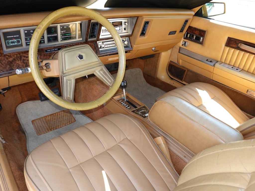 Chrysler Lebaron Vehicle Full-screen Gallery Image 20