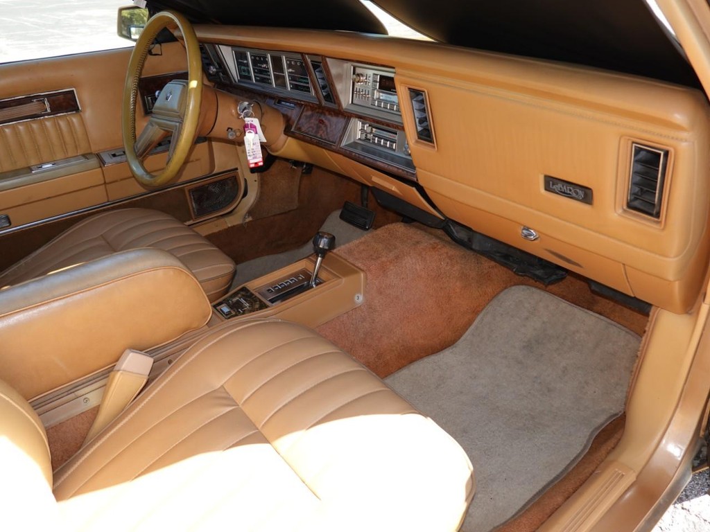 Chrysler Lebaron Vehicle Full-screen Gallery Image 23