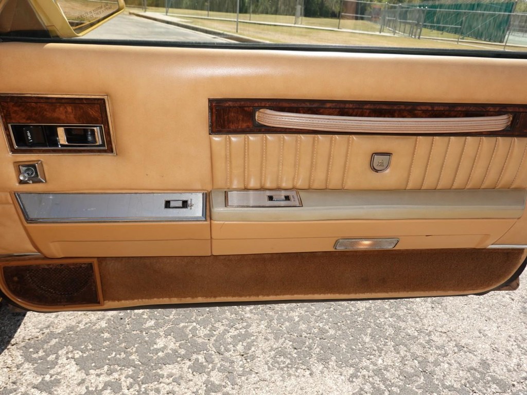 Chrysler Lebaron Vehicle Full-screen Gallery Image 25