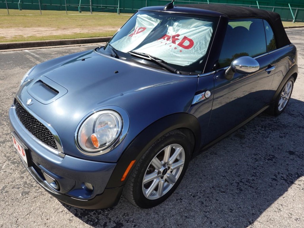 MINI Cooper Convertible Vehicle Full-screen Gallery Image 03